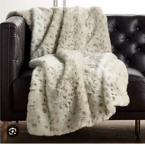 Cream Plush Faux Fur Blanket for Elegant Comfort